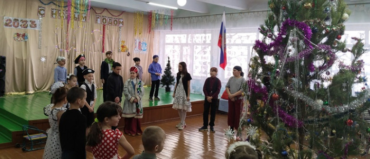 Новогодний утренник в начальных классах..