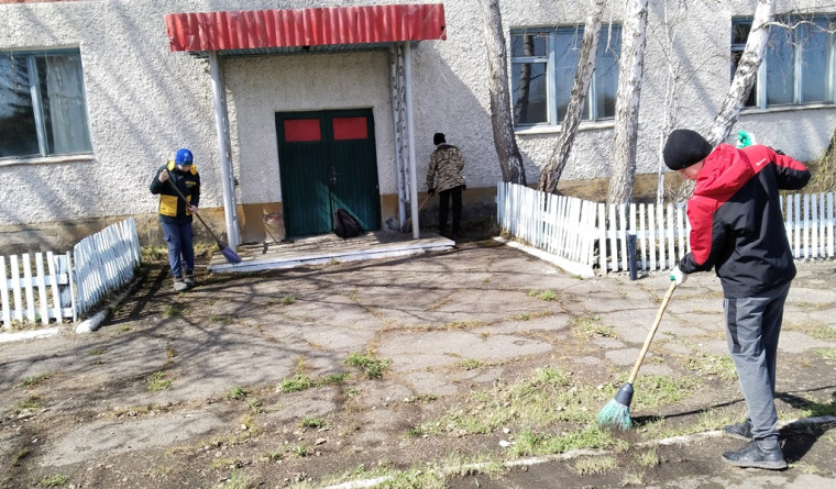 Субботник по уборке территории памятника ВОв..